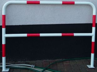 Bariera chodnikowa U-12a z porzeczką | na stopie, biało-czerwona